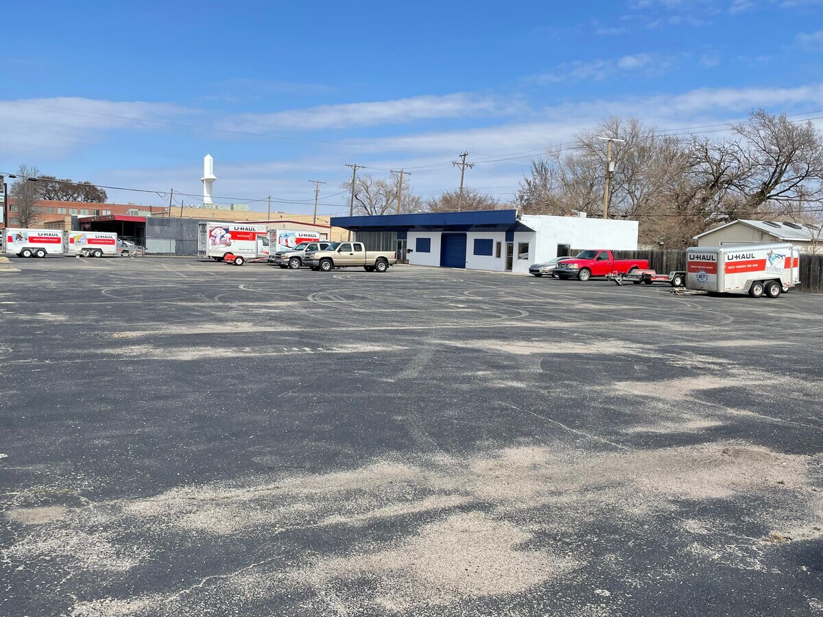 15061528 Broadway, Wichita, KS 67211