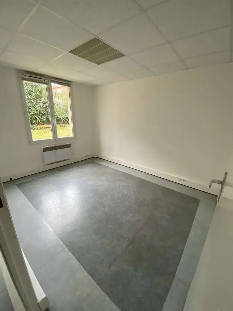 Office in Alfortville for lease Interior Photo- Image 1 of 11