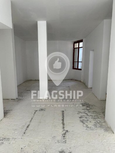 Retail in Paris for lease Interior Photo- Image 1 of 4