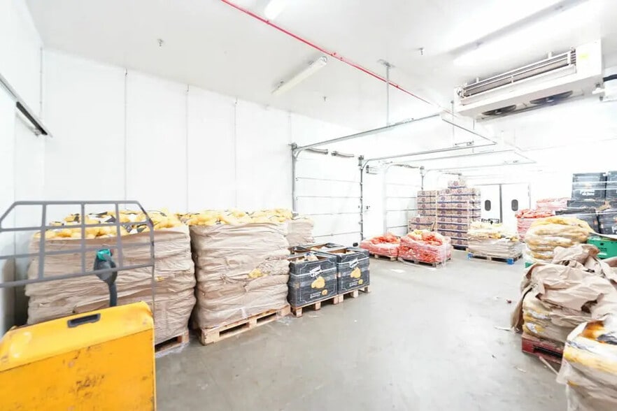 Office in Mions for lease - Building Photo - Image 3 of 35