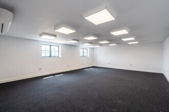 2 Chickenhall Ln, Eastleigh for lease Interior Photo- Image 2 of 2