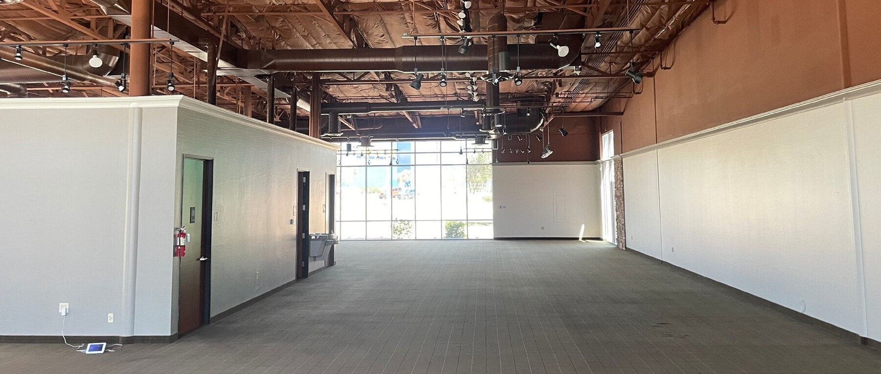 8425 S Emerald Dr, Tempe, AZ 85284 - Unit 100 - - Interior Photo - Image 1 of 3