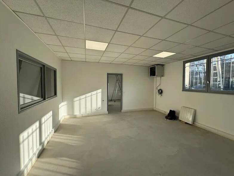 Flex in Émerainville for lease - Interior Photo - Image 3 of 11