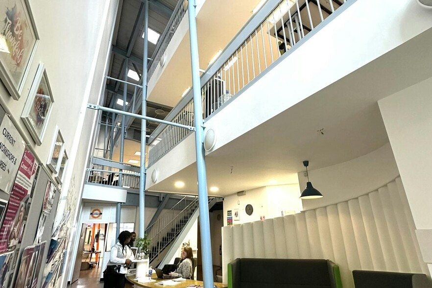 18-20 London Ln, London for lease - Lobby - Image 2 of 2