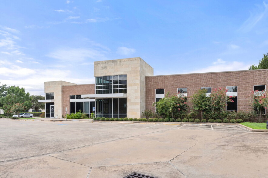 16701 Creek Bend Dr, Sugar Land, TX for lease - Building Photo - Image 2 of 10