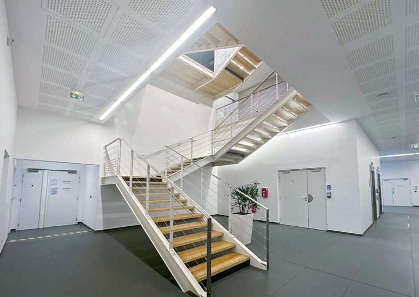 26-28 Avenue De Winchester, Saint-Germain-en-Laye for lease - Interior Photo - Image 3 of 6