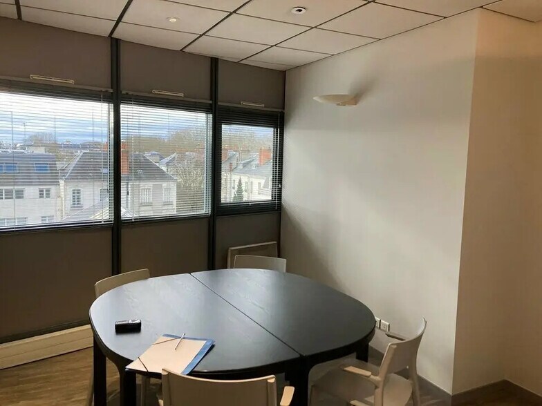 Office in Tours for lease - Building Photo - Image 3 of 5