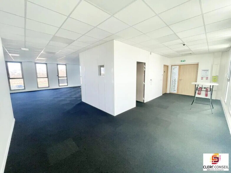 Office in Isneauville for lease - Interior Photo - Image 3 of 11