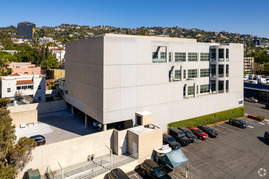 825 N San Vicente Blvd, West Hollywood, CA for lease - Building Photo - Image 3 of 20