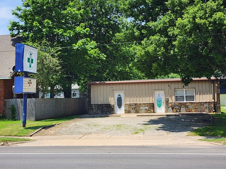 312 N Broadway St, Checotah, OK for sale - Primary Photo - Image 1 of 5