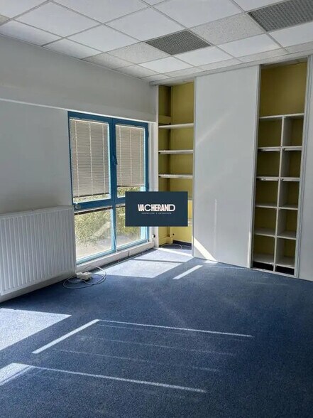 Office in Templemars for lease - Interior Photo - Image 2 of 5