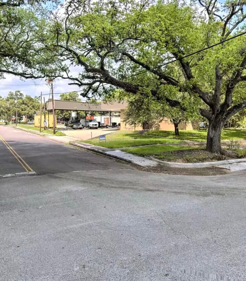 218 W Blum St, Alvin, TX 77511