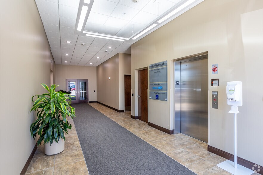 600 3rd Ave SE, Cedar Rapids, IA for lease - Building Photo - Image 2 of 24