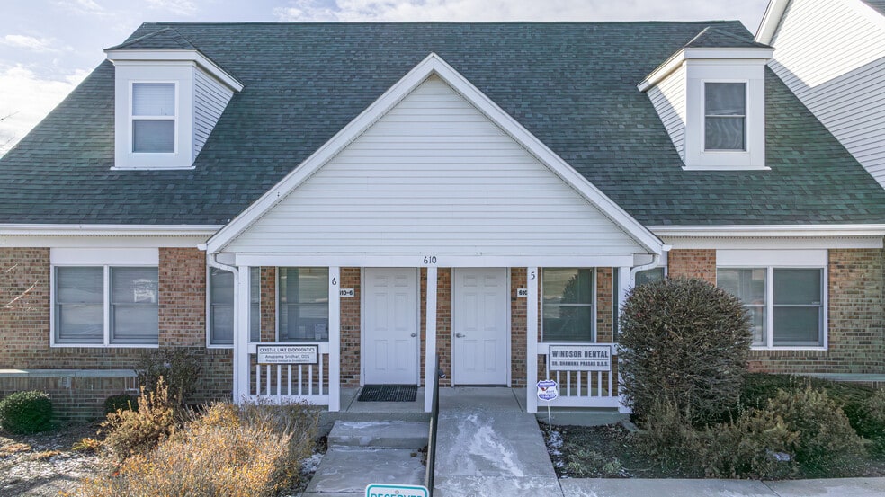 610 Crystal Point Dr, Crystal Lake, IL for lease - Building Photo - Image 1 of 20