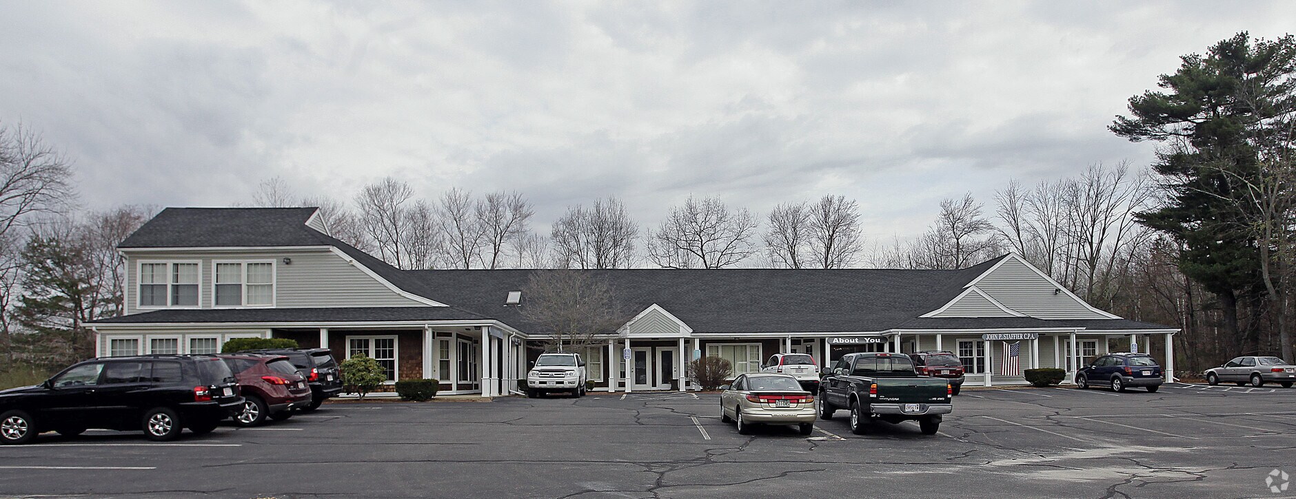 2 Evergreen Ln, Hopedale, MA 01747