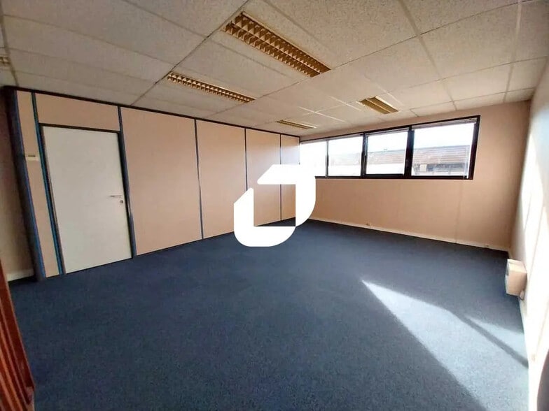 Office in Voisins-le-Bretonneux for lease - Interior Photo - Image 2 of 11