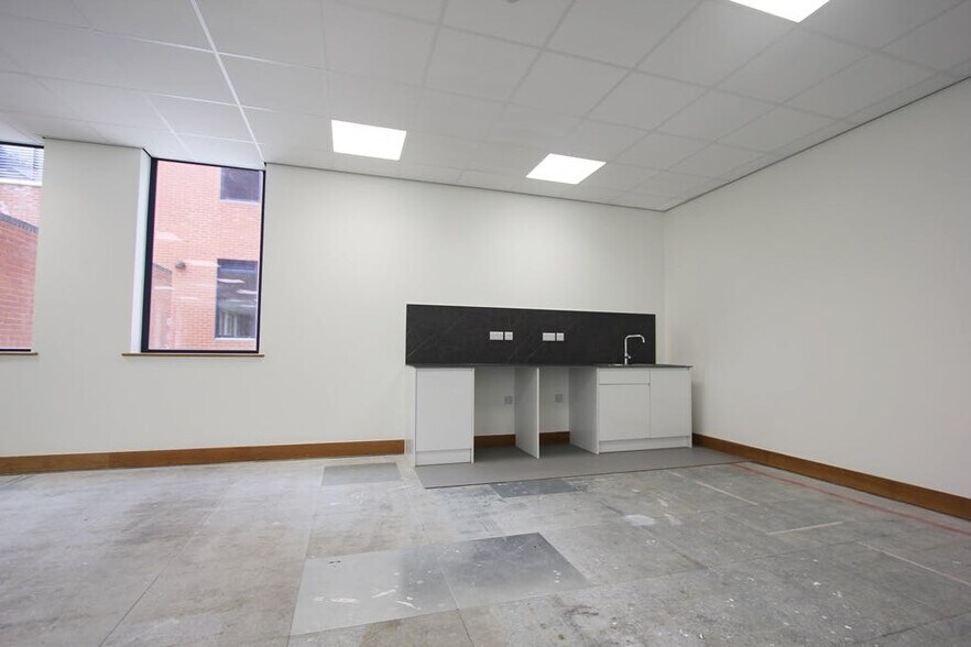 Parkway, Fareham for lease - Interior Photo - Image 3 of 7