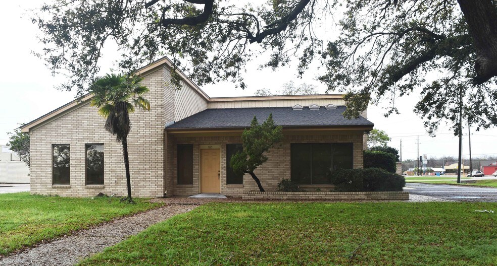 52 Flag Lake Plz, Lake Jackson, TX for sale - Building Photo - Image 1 of 1