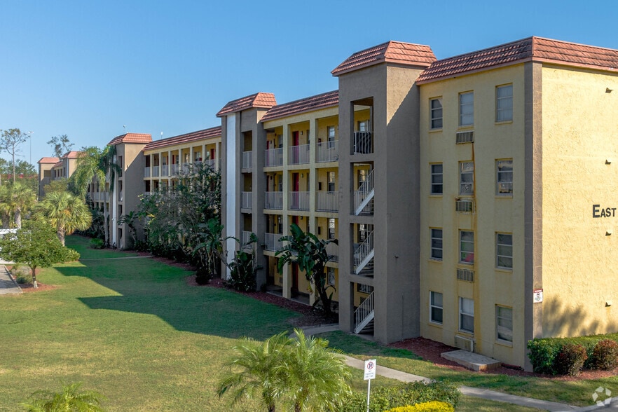 1013 Griffin Rd, Lakeland, FL 33805