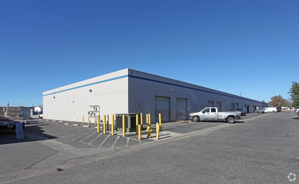 12424-12430 Montague St, Pacoima, CA for lease - Building Photo - Image 3 of 7