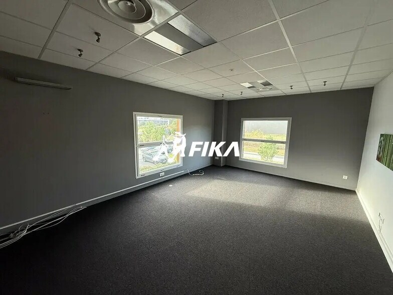 Office in Martillac for lease - Interior Photo - Image 3 of 7