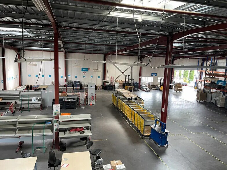 Flex in Marseille for lease - Interior Photo - Image 2 of 13