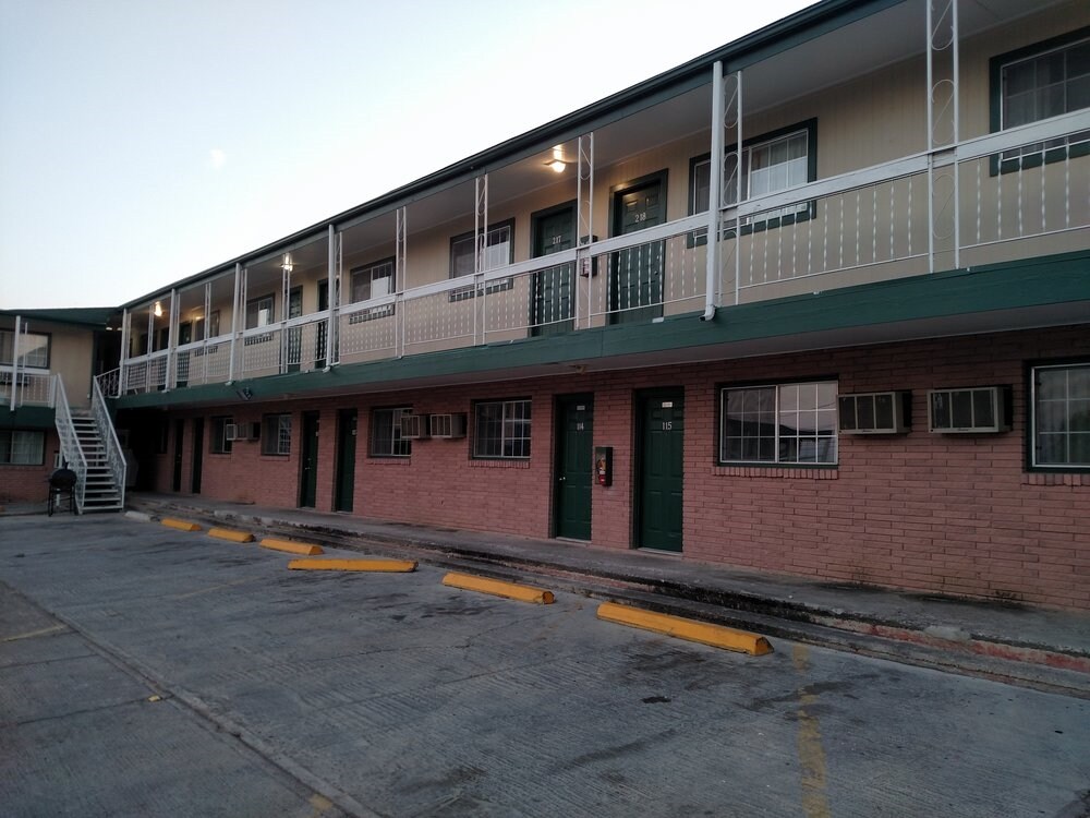 1395 Del Rio Blvd, Eagle Pass, TX for sale Primary Photo- Image 1 of 1