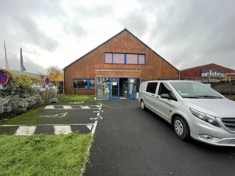 Retail in Allonne for lease - Building Photo - Image 3 of 3