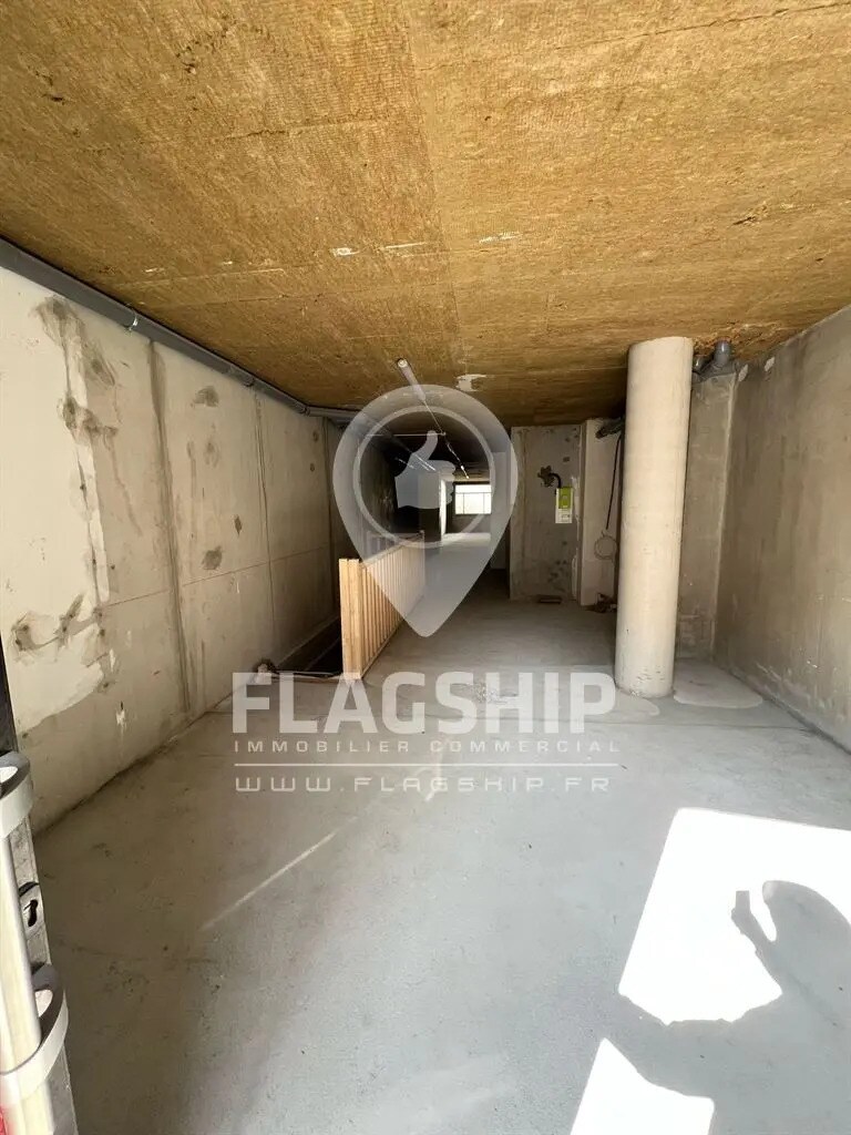 Retail in Paris for lease Building Photo- Image 1 of 7