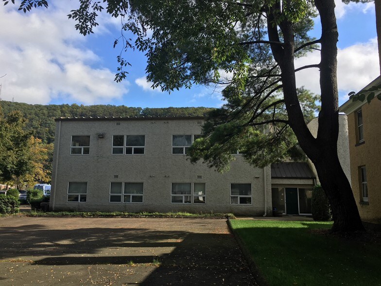 88 Bradley Rd, Woodbridge, CT 06525