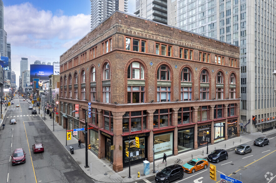 225-229 Yonge St, Toronto, ON for lease - Building Photo - Image 1 of 6