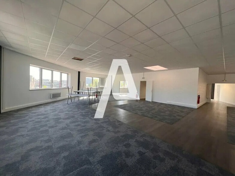 Flex in Ivry-sur-Seine for lease - Interior Photo - Image 1 of 5
