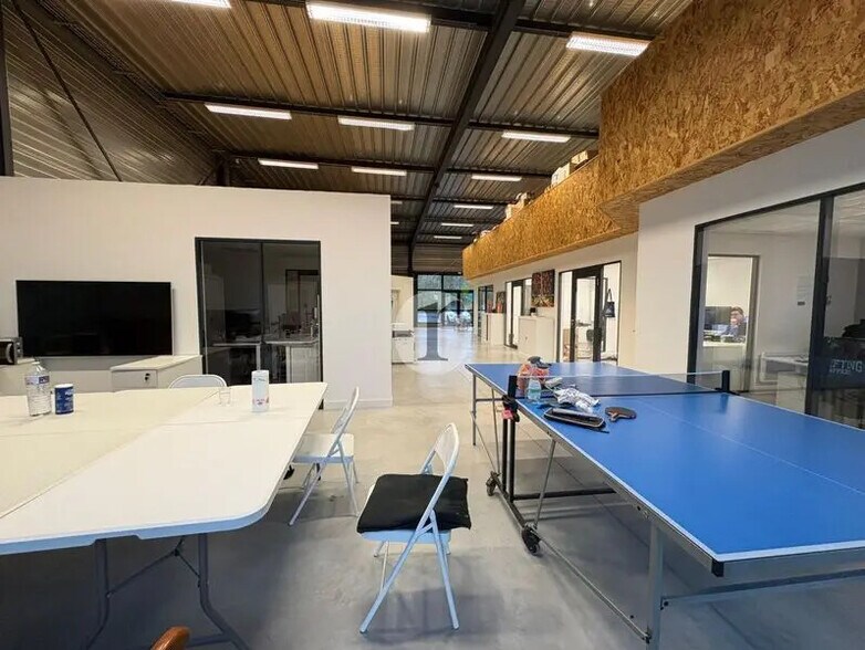 Flex in Ennevelin for lease - Interior Photo - Image 2 of 5