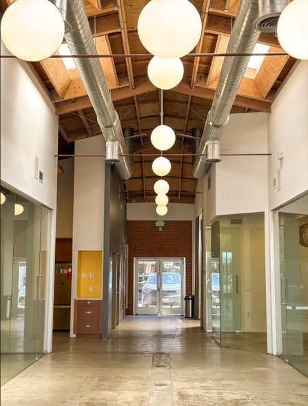 8226 W 3rd St, Los Angeles, CA for lease - Building Photo - Image 2 of 12