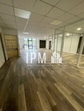 Flex in Aubagne for lease Interior Photo- Image 2 of 5