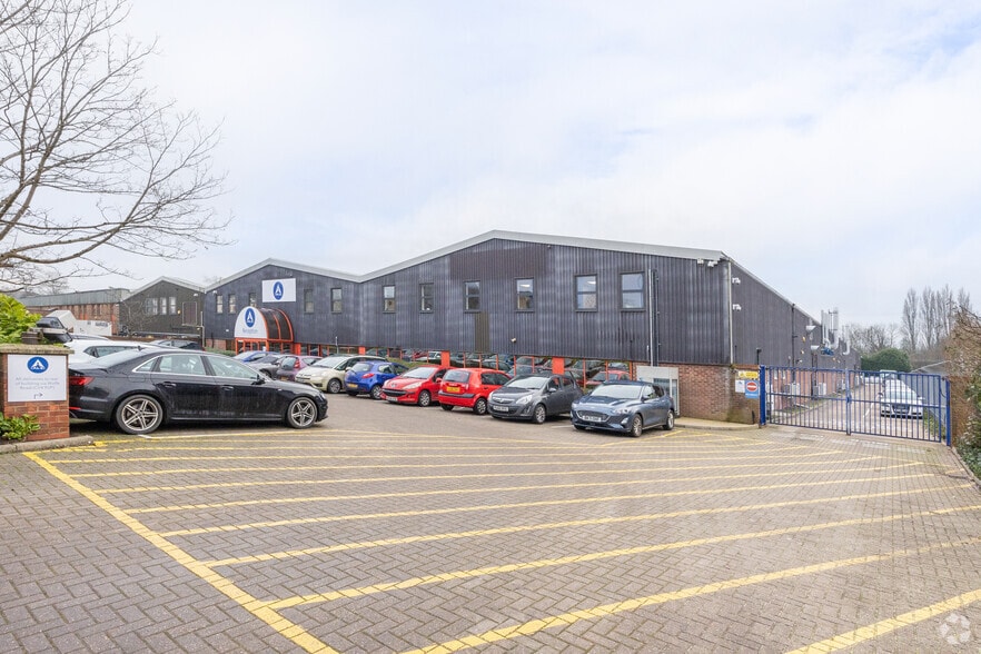 Torrington Ave, Coventry for sale - Primary Photo - Image 1 of 2