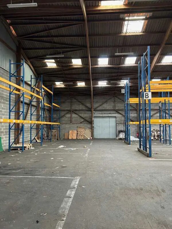 Location Local d'activités 2 304 m²