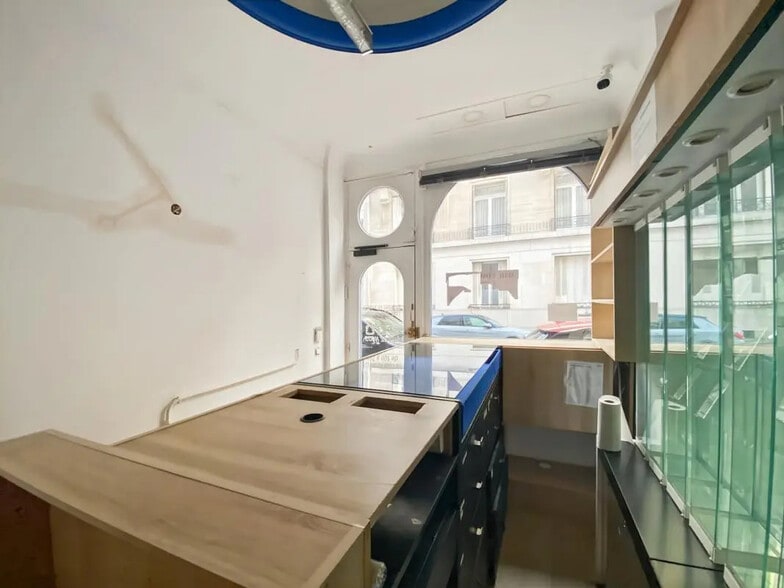 Retail in Paris for lease - Interior Photo - Image 1 of 5