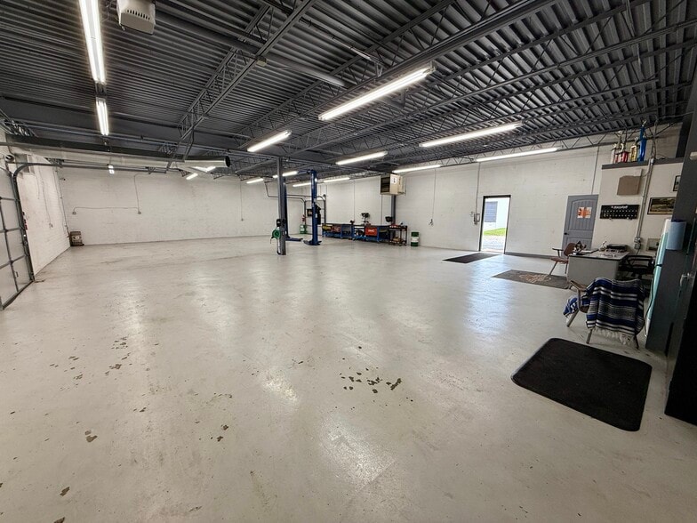 605 Stone Pl, High Point, NC for lease - Building Photo - Image 3 of 5