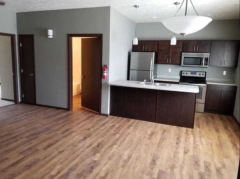 804-810 Ruud Ln, Hartford, SD for sale - Interior Photo - Image 3 of 9