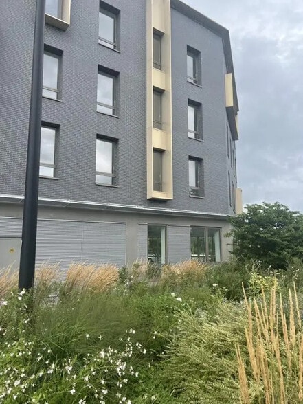 Office in Guyancourt for sale - Building Photo - Image 2 of 8