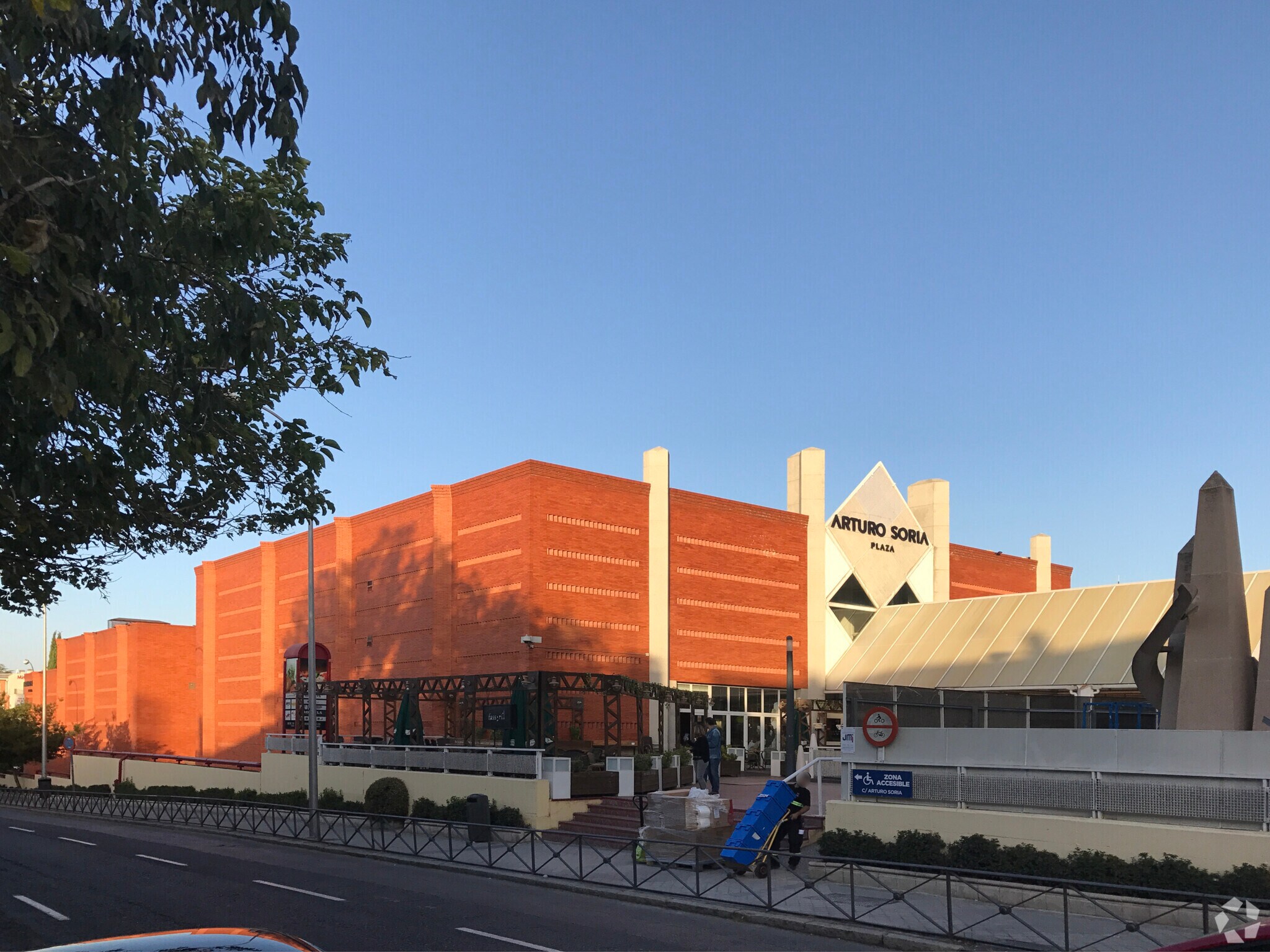 Calle de Arturo Soria, 128, Madrid, Madrid for sale Primary Photo- Image 1 of 1