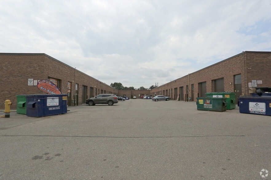 877 Alness St, Toronto, ON for lease - Building Photo - Image 2 of 5
