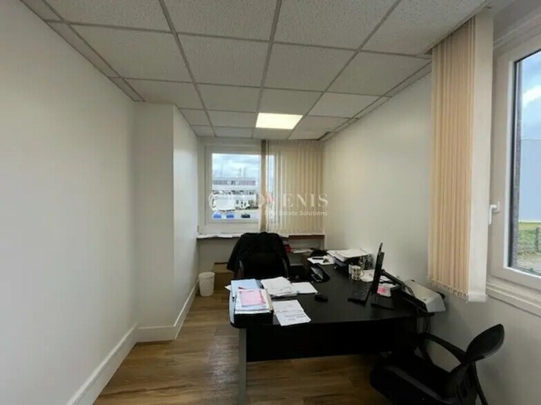 Office in Trappes for lease - Interior Photo - Image 2 of 8