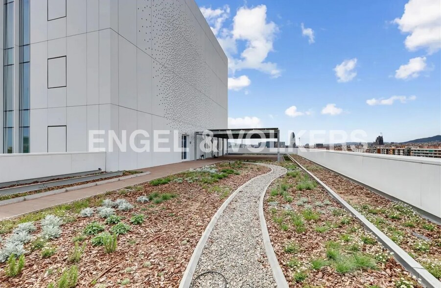 Office in Barcelona, Barcelona for lease - Building Photo - Image 3 of 4