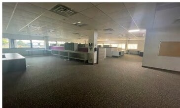 5913 Executive Dr, Lansing, MI for lease Interior Photo- Image 1 of 6