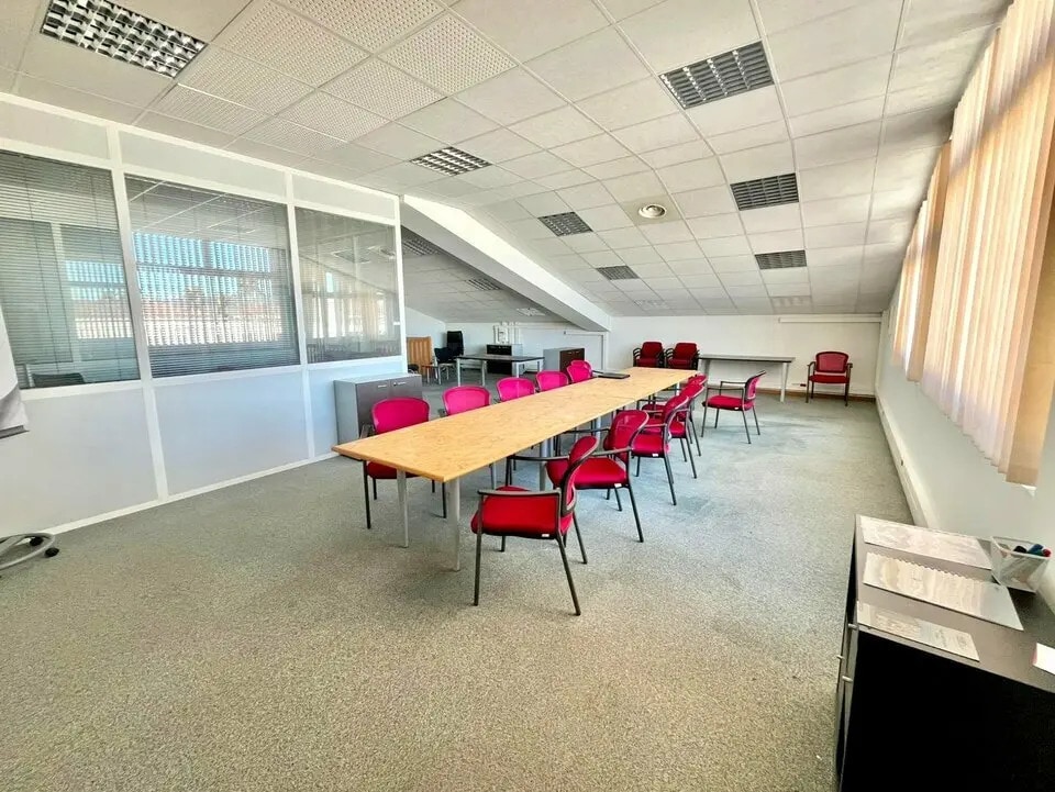 Location Bureaux 100 m² - Photo 1