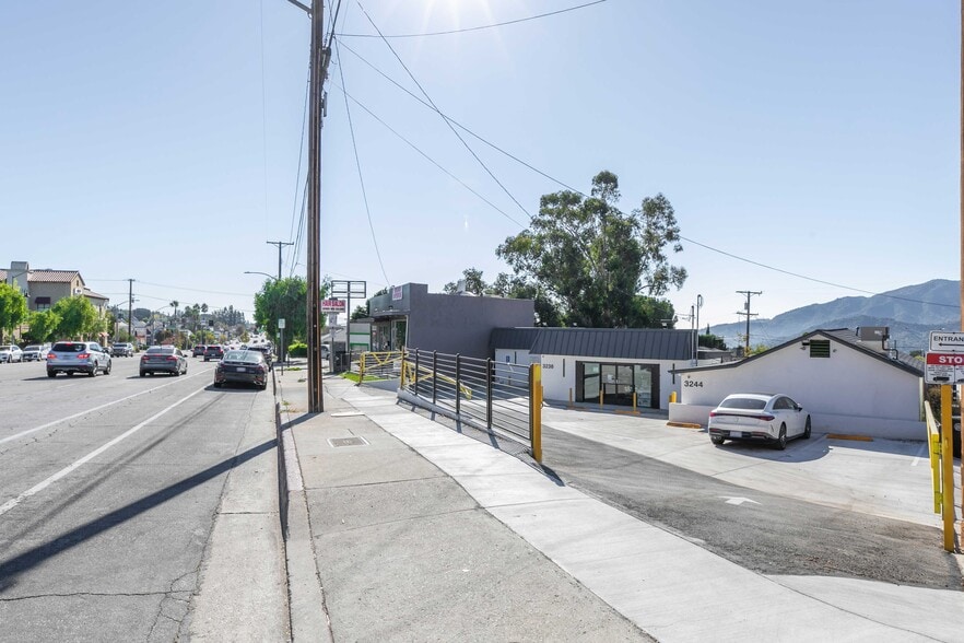 3238 Foothill Blvd, Glendale, CA for sale - Building Photo - Image 3 of 33