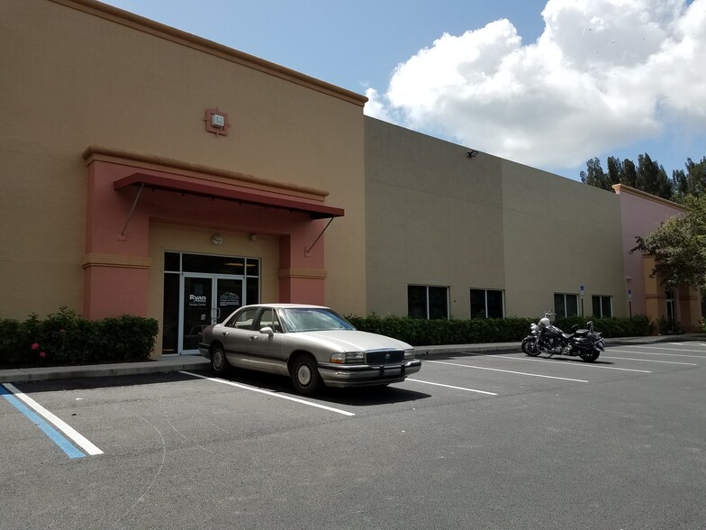 801-821 S Kings Hwy, Fort Pierce, FL for lease - Building Photo - Image 3 of 9