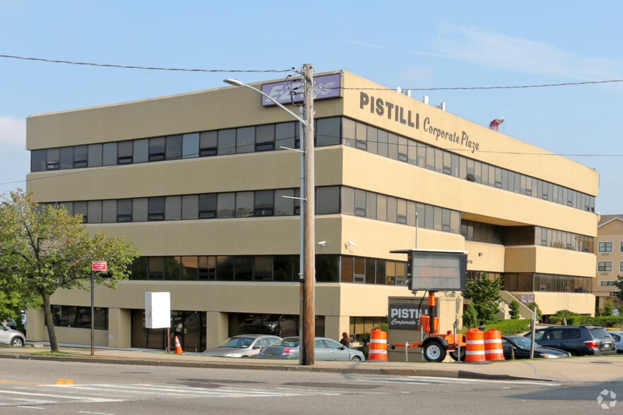 1902 Whitestone Expy, Flushing, NY for lease - Primary Photo - Image 1 of 3